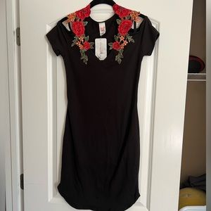 Beautiful peekaboo shoulder dress with floral embroidery size small NWT